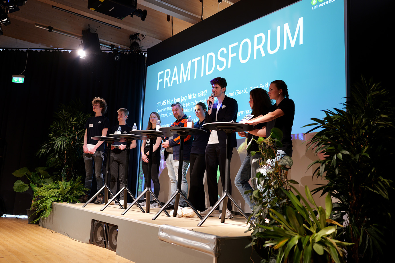 Ett panelsamtal bestående av åtta deltagare som tillsammans står på en scen. 