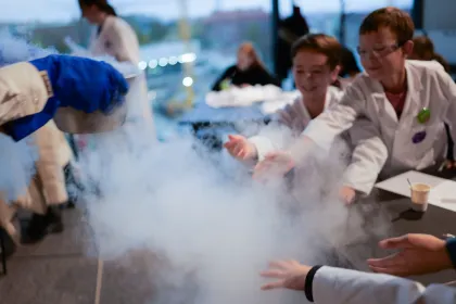 Barn och pedagog experimenterar med kolsyreis