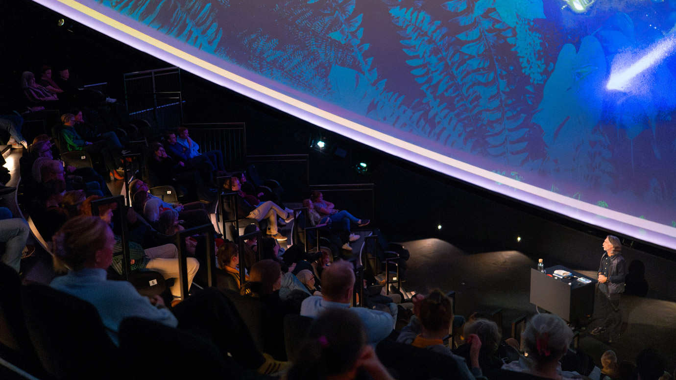 Oskar Kihlborg talar på Universeum After Dark