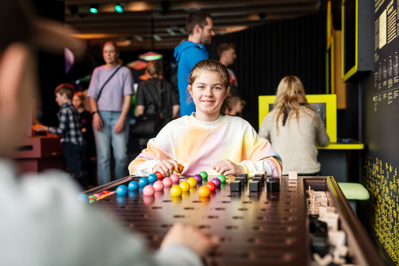 Två barn sitter och spelar Mastermind inne i utställningen Mathrix.