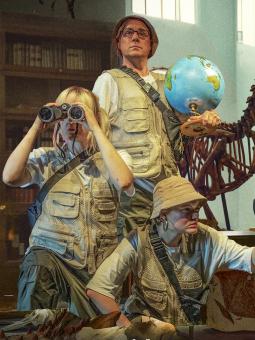 Tre paleontologer som står i ett labratorie och spanar efter ledtrådar
