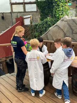 En pedagog och barn på brygga i Universeum.