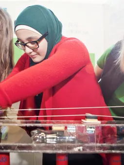 Två elever visar upp deras innovation under ett skolprojekt på Universeum.