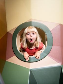 Ett barn leker inne i Miniverseum, en upplevelse för Universeums yngsta besökare.