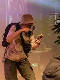 Paleontolog tittar i förstoringsglas
