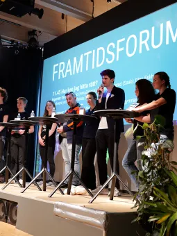 Ett panelsamtal bestående av åtta deltagare som tillsammans står på en scen. 