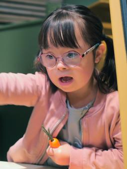 Ett barn leker affär nere i Miniverseum, en utställning för våra yngsta besökare.