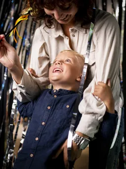 En mamma med sin son som dansar tillsammans och är glada.