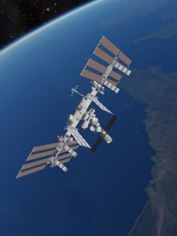 ISS svävar i sin omloppsbana ovanför Jorden. Bilden kommer ifrån Stort, en domföreställning i Wisdome.