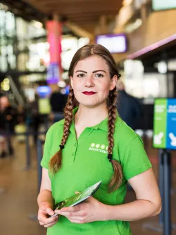 En guide i entrén som välkomnar gäster till Universeum