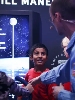 Elever och Universeumpedagog i Rymdresan