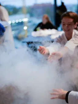 Barn och pedagog experimenterar med kolsyreis