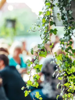 Ute på sommarterrassen är det vackert väder. Här kan du ta en glass och njuta av den fina utsikten över Göteborg.