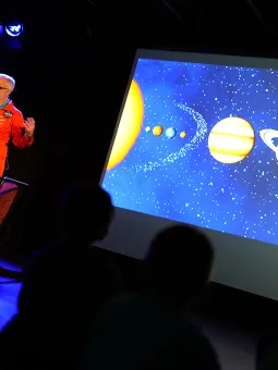 Pedagog visar solsystemet.