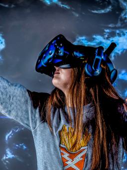 Ett äldre barn utforskar en ny värld genom ett par VR-glasögon.