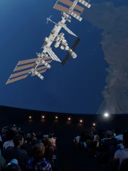 Rymdstationen ISS kommer närmre in i bild när filmen Stort visas inne i Wisdome.