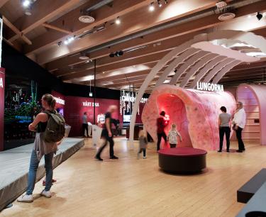 Besökare inne i utställningen Humans upplever och upptäcker den mänskliga kroppen genom fysiska utmaningar och mentala klurigheter.