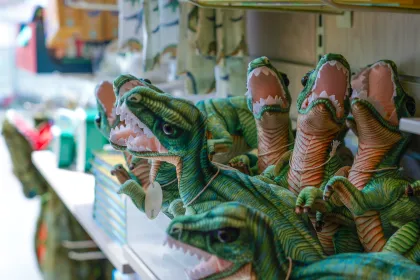 Dinosauriegosedjur på en hylla.