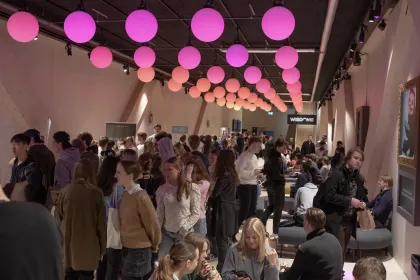 En mässhall full av besökare.