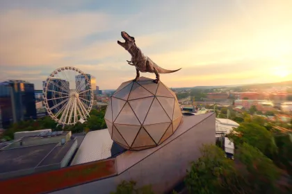 T.rex står på taket av Wisdome Göteborg.