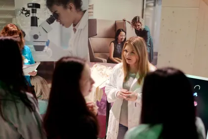 AstraZeneca i samtal med unga på Universeum.