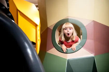Ett barn leker inne i Miniverseum, en upplevelse för Universeums yngsta besökare.