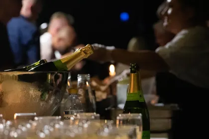 Glas och flaskor i bar.