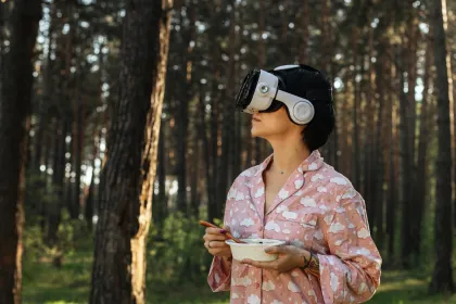 Kvinna med AR-glasögon står i en skog.