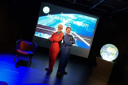 Pedagoger i astronautdräkter.