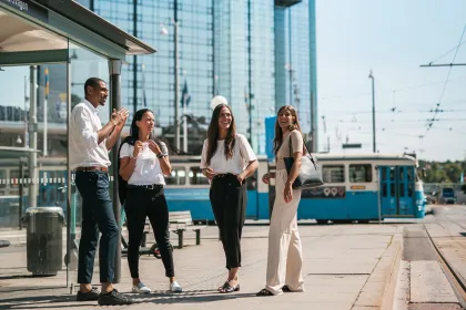 Människor vid hållplats Korsvägen framför Gothia Towers och Svenska Mässan.