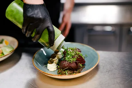 En lunchtallrik får en sista garnering innan servering i Universeums restaurang.