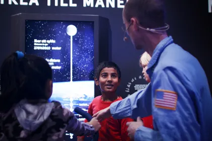 Elever och Universeumpedagog i Rymdresan