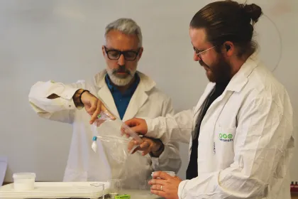 Två pedagoger som gör ett kemiexperiment tillsammans.