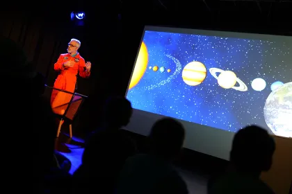 Pedagog visar solsystemet.
