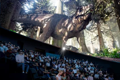 Med en 360-skärm och avancerad visualiseringsteknik visas en rafflande föreställning om dinosaurier inne i Wisdome.
