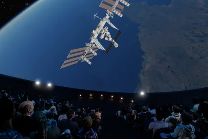 Rymdstationen ISS kommer närmre in i bild när filmen Stort visas inne i Wisdome.