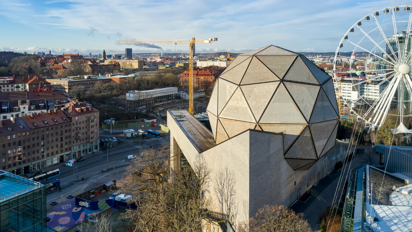 Universeum med Korsvägen i bakgrunden.