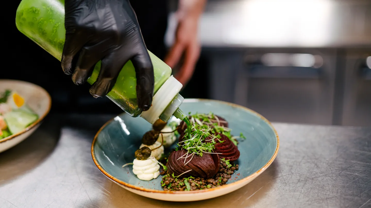 Lunchen förbereds i restaurangen.