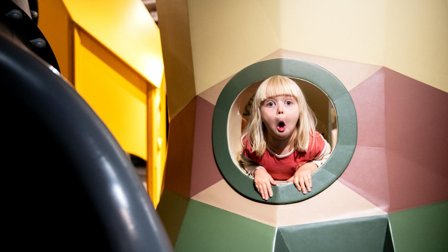 Ett barn leker inne i Miniverseum, en upplevelse för Universeums yngsta besökare.