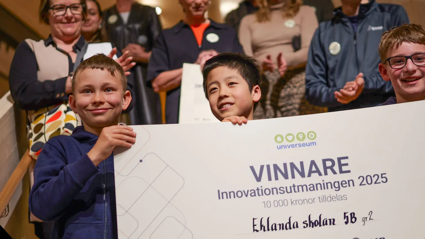 Vinnarna av innovationsutmaningen står i trappen upp mot Wisdome.