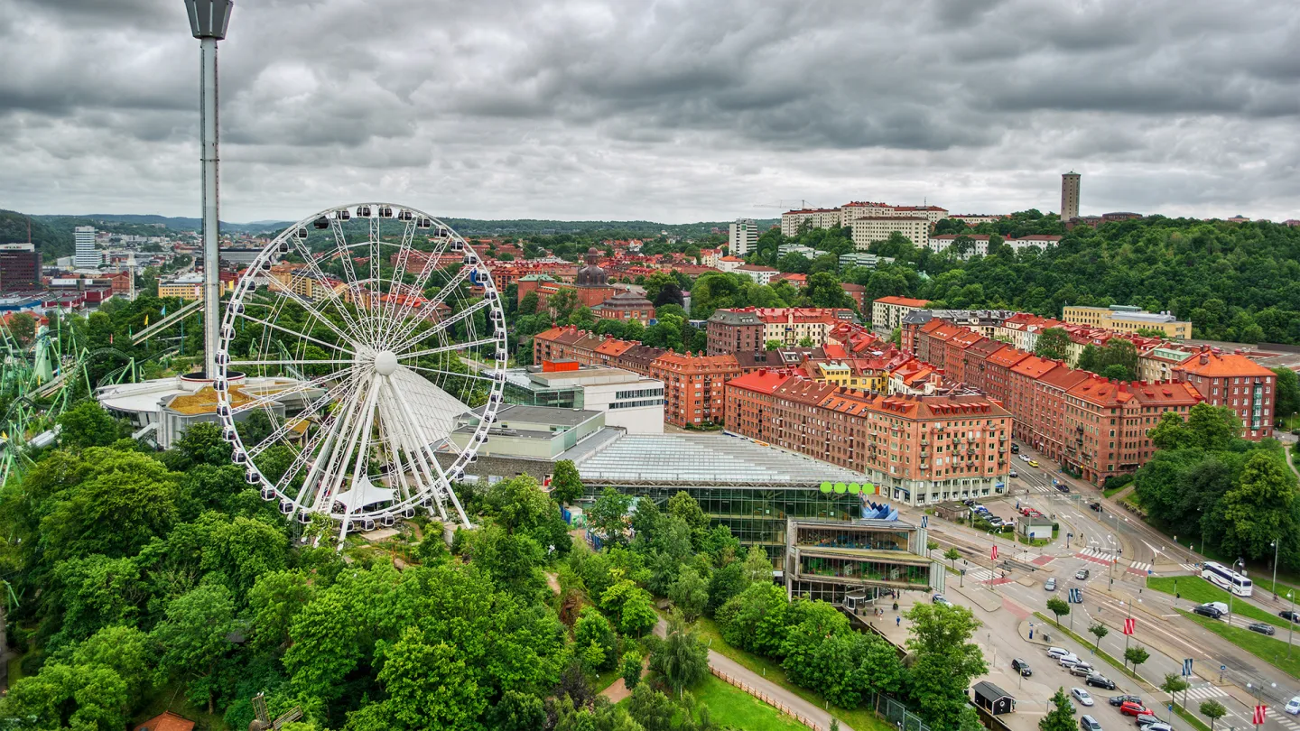 En vy över Korsvägen i Göteborg med Universeum och Liseberg i förgrunden.